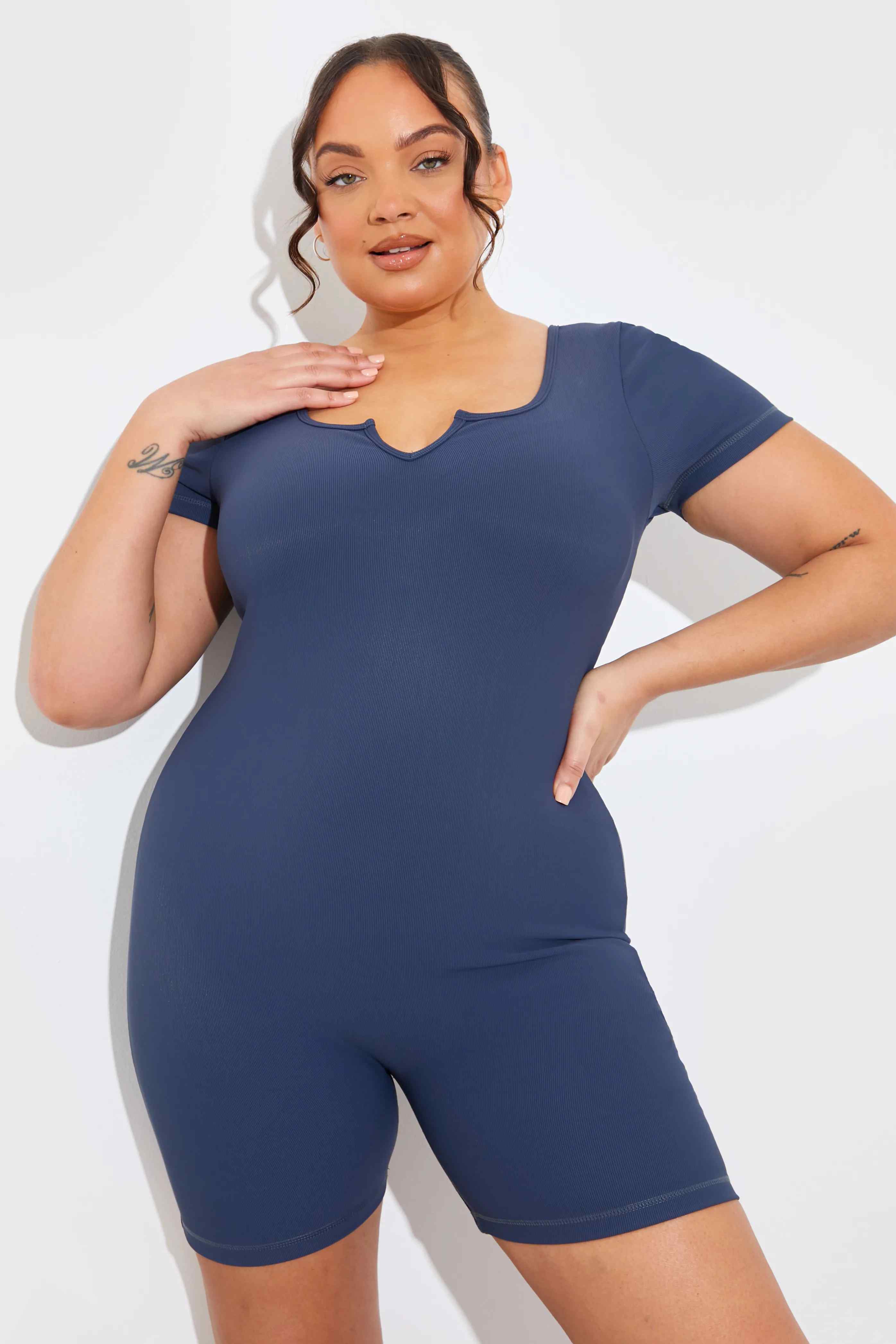 トップス UN3D. basic rib kt h/s 38 Built-In Bra Notched Neck Short Sleeve Sculpt and Control